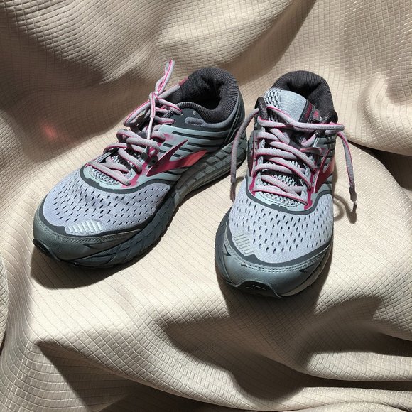 Brooks Ariel 18women gray and red running shoes, original inner